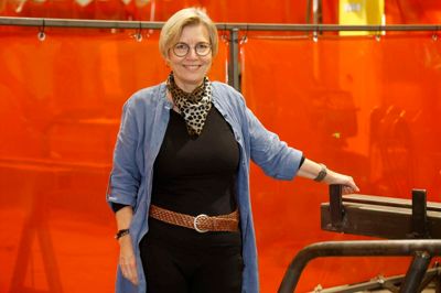 Henriette Leth har en baggrund som folkeskolelærer og uddannelsesvejleder, men er nu ansat som CSR-konsulent hos Give Steel, hvor hun hjælper medarbejderne med alverdens opgaver for at øge trivslen.