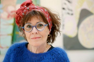 Lærke Overgaard på 68 år sagde for to år siden farvel til arbejdsmarkedet som lærer på Herning Friskole, men føler ikke at hun rigtig er gået på pension. Hun har fået bedre tid til at være kunstner, og så har hun skrevet en undervisningsbog til billedkunstlærere i folkeskolen. - Jeg er ikke holdt op med at lave noget, selv om jeg er på pension. Og jeg vil gerne have gang i endnu mere, siger kunstneren, der bor på en landejendom ved Skibbild-Nøvling.