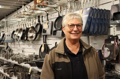 Yvonne Petersen har i 40 år arbejdet i den selvsamme butik. Hun har siden 2009 været indehaver af Kop og Kande.