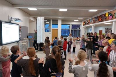 Alle dage starter med læsebånd og bagefter fællessang på Skarrild Skole. Den ens start på hver skoledag skaber ro og trivsel.