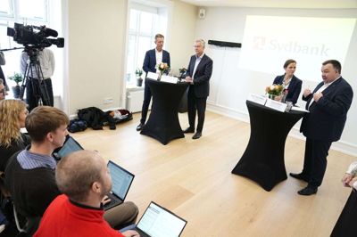 Ellen Trane Nørby, bestyrelsesformand for Sydbank, Claus Jensen, bestyrelsesformand for Arbejdernes Landsbank, Kim Duus, bestyrelsesformand for Vestjysk Bank, og Mark Luscombe, administrerende direktør for Sydbank, er til stede på pressemøde i Sydbank i København mandag.