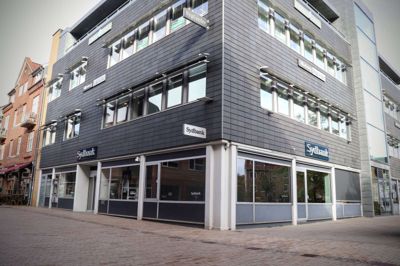 Den tidligere Sydbank har siden entreen i Silkeborg i 2001 haft til huse på Søndergade 25, hvor AL Sydbank nu får adresse. Med facade mod Søndertorv, Søndergade og Christian 8.s Vej har banken en central placering i byen.