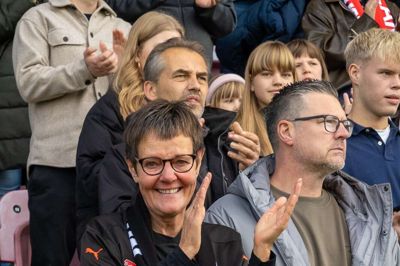 Ketty Lauritsen var ofret et utal af timer for den lokale kvindefodbold igennem mere end 40 år. Hun bliver rørt, når hun ser spillerne løbe ind på MCH Arena, og det gør også indtryk, når mange af de lokale trækker i landsholdets rød-hvide spilledragt.
