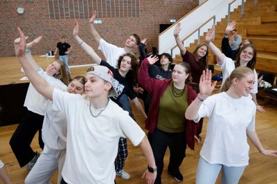 De første spæde trin indøves til Ikast-Brande gymnasium musical-oplevelse til februar.