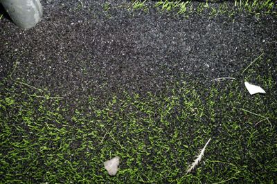 Gummigranulat består ofte af ophuggede bildæk og kan ende som mikroplastforurening. (Arkivfoto).