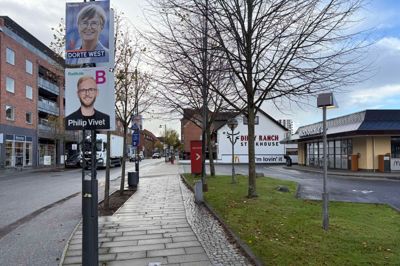 Selvom det er kandidaten selv, der har ansvaret for sine valgplakater, har de ikke nødvendigvis hængt dem alle op selv.