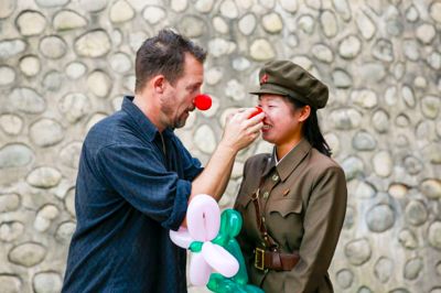Jesper Grønkjær, der her tryller for en nordkoreansk soldat, kommer til Kjellerup 4. november, hvor han skal trylle for Sandgårdsparkens beboere.