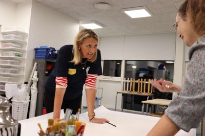 På hver sin side af bordet - også politisk. Venstres Katri Berg og Emma Thorup Jacobsen fra SF indleder forhandlingerne til, hvad der viste sig at blive et farverigt Valgværk.