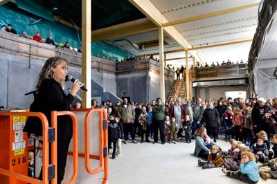 Skoleleder på Stoholm Skole Tina Kristiansen bød den 28. oktober 2025 velkommen til rejsegilde på den nye skole fra en byggelift.