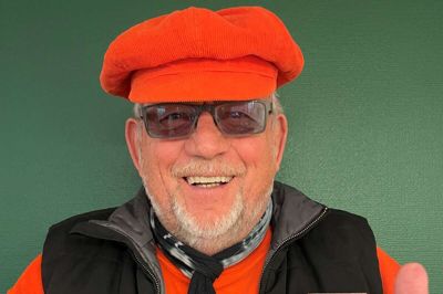Karl Højhus Jeppesen fra Kibæk modtog en guldpin for årets indsats som runner i Djurs Sommerland.