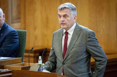 Politisk ordfører Jan E. Jørgensen og Venstre har brug for tid, før partiet vil tage stilling til et eventuel sprøjteforbud for at beskytte grundvandet. (Arkivfoto).