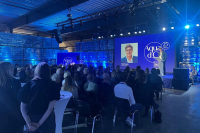 Aqua d'Or havde onsdag inviteret til stor fest på fabrikken, som kunne fejre 25 år. Ejerne fra Danone havde også sendt direktøren for deres europæiske afdeling, Pablo Perversi, til festen i det midtjyske.