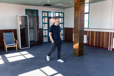 Formanden for udviklings- og erhvervsudvalget, Simon Vanggaard (DF) vil gerne lytte til de unge menneskers kritik af skolebusserne. Han vil ligeledes undersøge løsninger, hvis det viser sig, at problemets omfang kræver handling. En løsning kunne måske være større busser, lyder en af borgmesterkandidatens overvejelser.