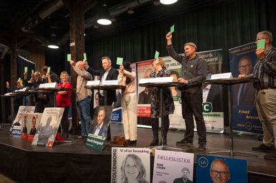Ved flere af spørgsmålene blev politikerne bedt om at markere med en grøn eller orange seddel, om de stemte for eller imod.