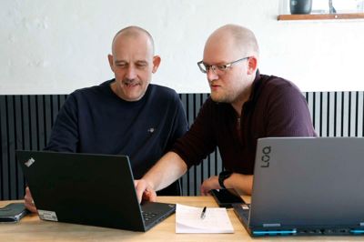 Danny Præstekjær har styr på de sociale medier og guider sin far Erling Præstekjær i valgkampen. De stiller begge op for Dansk Folkeparti, der med den seneste meningsmåling står til at gå fra tre til fire procent af stemmerne. Det kan række til, at Erling Præstekjær får en partifælle med ind i Herning Byråd.