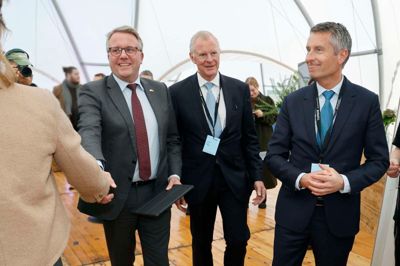 Erhvervsminister Morten Bødskov (t.v.) var en del af den officielle indvielse, sammen med administrerende direktør Roeland Baan (i midten) og formand for Topsoe Holding A/S, Jakob Haldor Topsøe.