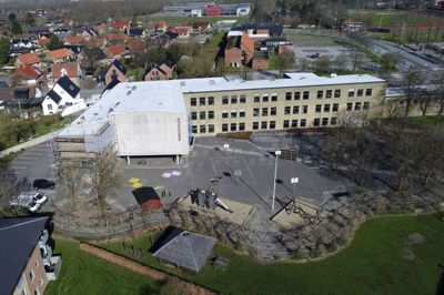 »Du møder ind en morgen i skole, og der står en fremmed ved katederet og fortæller, at hvis man har nogle problemer, skal man bare sende en besked, og så bliver der sat et møde op,« skriver Julie Dalsgaard Ryssel.