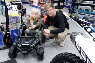 Man kan godt blive lidt betuttet, når fotografen tager kameraet frem. Men toårige Oliver havde en sjov dag sammen med sin far, Samuel Høegh, i den nye Thansen-butik i Brande.