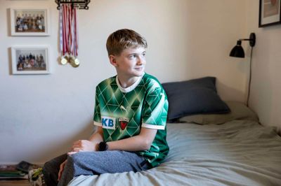 Når 12-årige Frederik Mikkelsen ser ud i fremtiden, ved han, at mange gode ting venter. Han lærte alt for ung en af livets hårde sider at kende, da en voldsom angst pludselig overtog ham. Skolen blev billedet på angsten, og eleven endte med at have et års fravær. Det skabte dybe spor i hans og familiens liv.