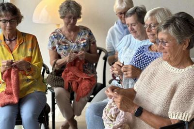 Ida Scheibel (til venstre), Gitte Berg, Hanne Bredsgaard, Doris Dahl, Else Holm og Pia Mikkelsen melder alt klar til strikkefestival søndag i Arena Midt.