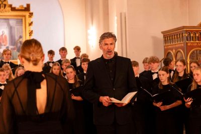 Høj og mørk som en stele rejste Steffen Bruun sig midt i kirkerummet og lod sin fyldige bas iklæde »Requiem« med både dybde og sprækker af lys og håb.