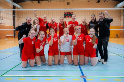 Sådan ser man ud, når man lige har leveret en pokaloverraskelse af de store. 1. divisionskvinderne fra Ikast Volley slog ligaholdet fra Team Køge ud. Spillerne er: Anja Kjærsgaard (nr. 18), Louise Kjærsgaard (11), Helena Dal Andersen (25), Ida Holst Borup (27), Klara Damsgaard Lau (1), Katrine Kjærsgaard (8), Amelie Østrup (34), Julie Kristina Hartmann (33), Silja Dam Stevensson (32), Dagmar Rosthøj (22) og Marie Kjærsgaard (3)