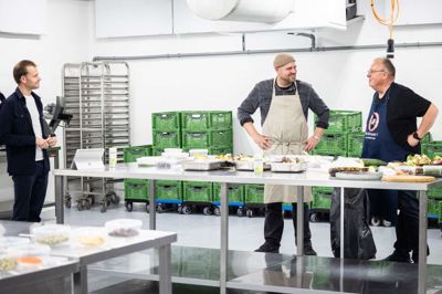 De tog sig tid til at lytte til hinanden - de to kandidater, Rune Lyager (FL) og Mikael Würtz (DF), som tørnede sammen i mediehusets valgkøkken. Yderst til venstre ses egnsredaktør Mikkel Korsgaard Christensen, som var aftenens ordstyrer.