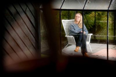 Line Hillerup øver sig i at tage det roligt. For når man ikke hele tiden går efter den næste drøm, sker der noget. For eksempel begynder ens skrivelyst at forvandle sig til feministisk poesi. Onsdag 5. november fylder kulturhuslederen 50.