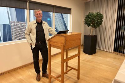 Lørdag var ægteparret Lisbeth og Erik Poulsen fra Kibæk et smut i Silkeborg. Erik Poulsen (billedet) - der er kandidat til kommunalvalget i Herning - skulle senere på dagen deltage i et møde med økonomiminister Stephanie Lose. Det nåede han dog ikke. For Lisbeth Poulsen blev påkørt og måtte tilbringe mange timer på sygehuset i Viborg.