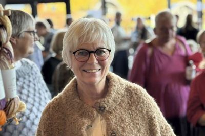 Hanne Bredsgaard Lassen midt i modeshowet iført strik fra Burslund.