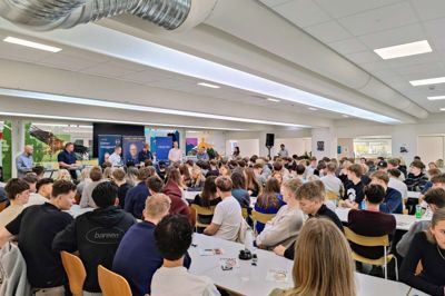 Handelsgymnasiet Ikast-Brande var samlet til paneldebat. Mange af eleverne er førstegangsvælgere.