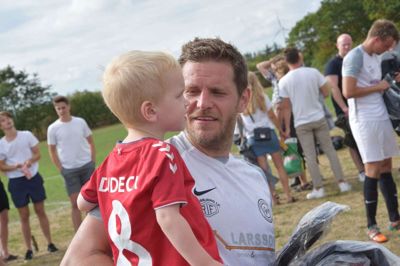 Rasmus Dudeck havde sin søn, Valdemar, på armen, da Ravnsbjerg/Løgstrup i 2018 for andet år i træk kunne hæve pokalen som vinder af Fjends Cup. Nu har senior indstillet sin karriere i en alder af 44 år, mens junior, der i mellemtiden er blevet 10 år, trænes af sin far i Ravnsbjerg IF.