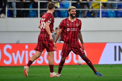 Philip Billing jubler efter sin scoring mod Maccabi Tel Aviv i Europa League, og nu kan den store midtbanestyrmand også juble over at være tilbage på det danske landshold.