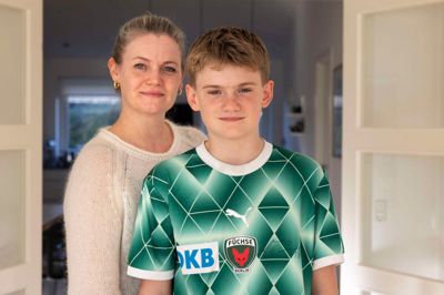 Frederik Mikkelsen fra Ikast var ramt af langvarig skolevægring. Han sætter ord på et år rigtig hårdt år i morgen sammen med sin mor, Mette.