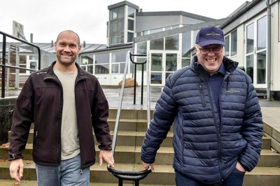 Anders Brøns (tv) og Kristian Olesen har side om side kæmpet en succesfuld kamp for at bevare et skoletilbud i Sparkær, men til kommunalvalget den 18. november er de modstandere, når Anders Brøns stiller op for Danmarksdemokraterne, og Kristian Olesen stiller op for Liberal Alliance. De er dog enige om, at de i bund og grund kæmper den samme kamp.