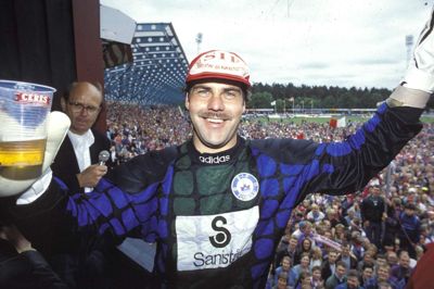 Peter Kjær fejrer DM-titlen fra Stadionhusets balkon på det gamle Silkeeborg Stadion efter sejren over AaB i 1994. I dag fylder han 60 år.