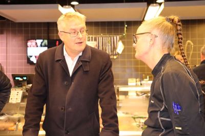 Fødevareminister Jacob Jensen, (V) var tirsdag eftermiddag på visit hos den lokale slagtermester Lene Hammer Larsen, der i sidste uge blev fritaget for at skulle betale en stor bøde på 40.000 kroner for at skrive æg og ikke ÆG på ingredienslisten på sine hjemmelavede frikadeller.