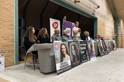 De 11 kandidater var linet op side om side på scenen i Stoholm Fritids- og Kulturcenters hal 2. Her er det Rasmus Hansen (SF), Stoholm, på mikrofonen.