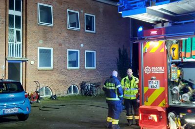 Indsatsleder Leon Østergaard Nielsen i gul vest foran boligblokken i Hammerum, hvor det lykkedes brandfolkene at redde alle 15 beboere ud.