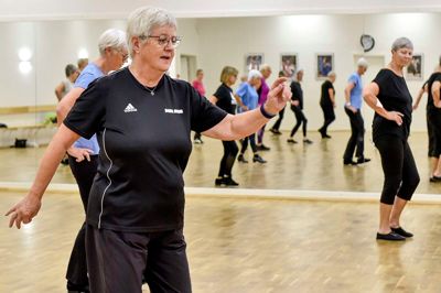 Bodil Ørum er instruktør for tre forskellige hold på danseskolen Skive Dans, hvor hun også fungerer som en slags pedel. Foto: Lars Rasborg