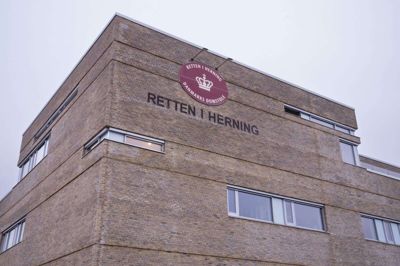 En 19-årig mand er onsdag blevet varetægtsfængslet af Retten i Herning. Anklager mener, at han enten rekrutterede en teenager til drabet eller med "råd og dåd" fik drengen til at begå det. (Arkivfoto).