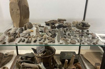 Arkæologiske fund indgår ofte i Rasmus Rosengaards kunstværker.