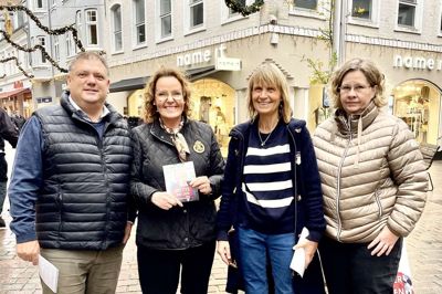 Formand for lokallisterne Anders Gerner Frost er tidligere borgmester og nuværende byrådsmedlem i Gribskov Kommune for lokallisten »Nyt Gribskov«, og så er ejendomsmægleren også kendt fra tv-programmet Hammerslag. Han besøgte tirsdag Viborg, hvor han her ses på gaden sammen med Velfærdsdemokraternes Mette Nielsen, Birgith Langballe og Rikke Cramer Christiansen.