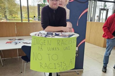 Danny Præstekjær måtte få en anden til at tage et billede, så han kunne se, hvad der stod på skiltet, som en elev klistrede på hans bord.