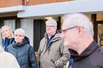 Tina Ostersen (i midten) havde som formand for Danske Handicaporganisationer Ikast-Brande inviteret politikerne med på guidet rundtur i Ikast med fokus på tilgængelighed.