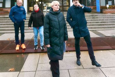Trapperne foran rådhuset var et at stoppene på eftermiddagens gåtur, hvor Danske Handicaporganisationer Ikast-Brande viste politikerne om byens udfordringer.