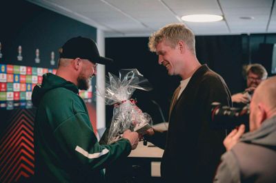 Kasper Schmeichel (t.v.) blev efter pressemødet overrasket af sin ven, Jonas Lössl, der som FC Midtjyllands såkaldte »club captain« overrakte en fødselsdagsgave, som blandt andet bestod af en FCM-bamse og FCM's specialfremstillede jubilæums-rom.