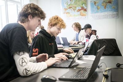 Drenge har tendens til at gå ud af skolen med et dårligere karaktergennemsnit end pigerne. Forskellen vil være mindre, hvis man fjerner de store spring i midten af karakterskalaen mellem 4, 7 og 10, viser en analyse fra Dansk Erhverv. (Arkivfoto).