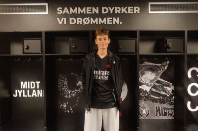 Sigurd Kjærulff Noe bor langt fra det midtjyske, men han følger holdet tættere end de fleste. Inden FCM's pressemøde op til Celtic-kampen fik han også lejlighed til at besøge holdets omklædningsrum.