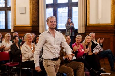Oliver Bundgaard Driscoll læser til daglig til pædagog i Ikast og bor i Birk. Men forleden var han på Københavns Rådhus for at modtage årets Lillebror-pris for sit arbejde som rollemodel blandt udsatte børn og unge.